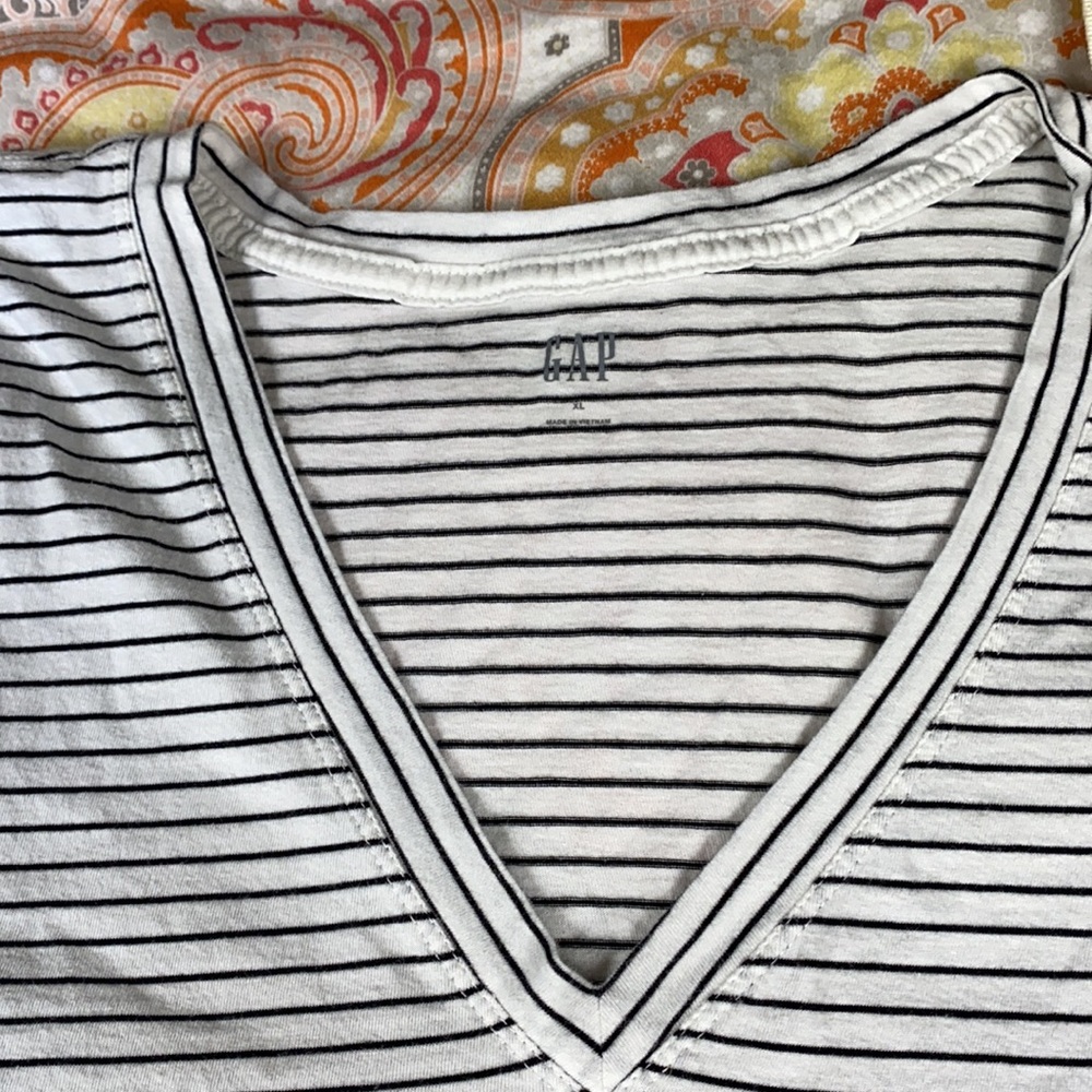GAP • Tee - Picture 2 of 4